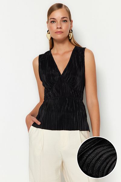 Trendyol Collection Schwarze Strickbluse mit V-Ausschnitt – plissierte, normale Passform TWOSS23BZ00965