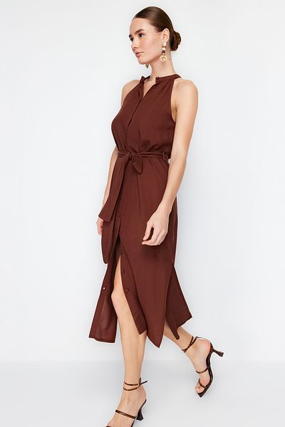 Trendyol Collection Коричнева сукня з ребристим суддівським коміром міді з тканого гомлека TWOSS19XM0112