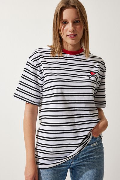 Happiness İstanbul Weißes gestreiftes Strick-T-Shirt mit Rundhalsausschnitt für Damen CR00428