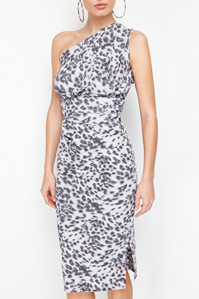 Trendyol Collection Šedé leopardí šaty na tělo přiléhavé na jedno rameno, asymetrické, podrobné pletené midi tužkové šaty TWOSS23EL02182