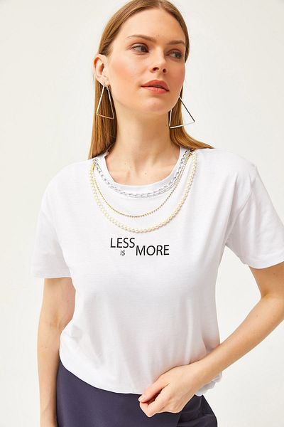 Olalook Ecrufarbenes T-Shirt mit Halskettendetails und bequemer Passform für Damen TSH-19000778