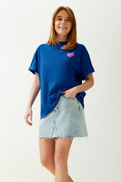 Trendyol Collection Saks 100% pamut elöl és hátul dombornyomott, túlméretezett/széles mintás kötött póló TWOSS23TS00355