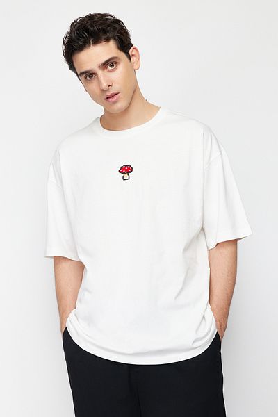 Trendyol Collection Übergroßes T-Shirt aus ecrufarbener Baumwolle – Pilzstickerei, TMNSS24TS00070