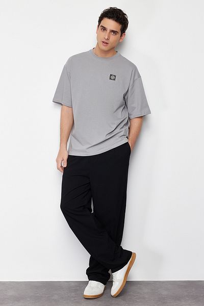 Trendyol Collection Oversize šedé tričko Compass s přezkou – 100% bavlna, štítky TMNSS24TS00111