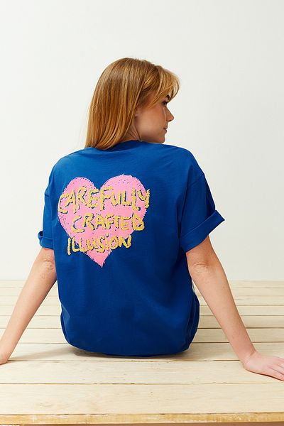 Trendyol Collection Saks 100% pamut elöl és hátul dombornyomott, túlméretezett/széles mintás kötött póló TWOSS23TS00355