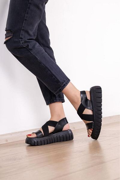 Getcho Schwarze Damensandalen mit hoher Sohle von Ardeka