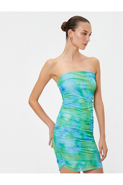 Koton Trägerloses, drapiertes Minikleid mit Batikmuster