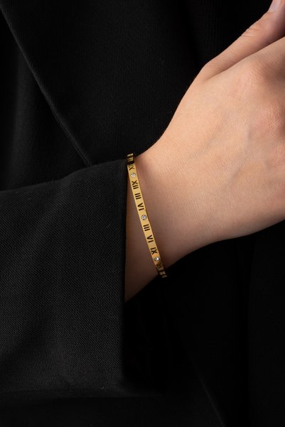 ByFlorya Jewelry سوار من الفولاذ بأرقام رومانية وأحجار رفيعة باللون الذهبي 18 سم