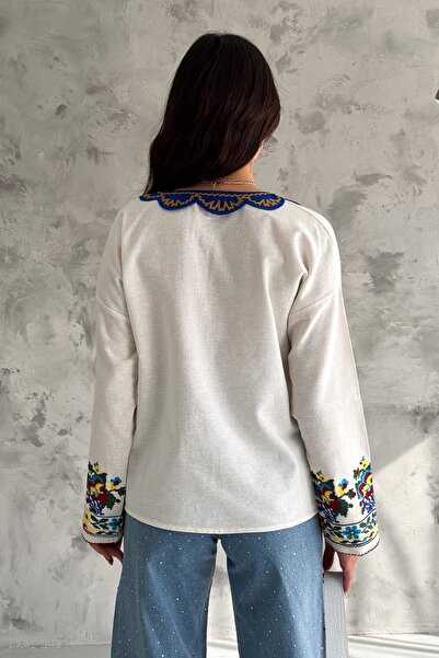 FEMELLE Dámská vyšívaná bavlněná halenka s pleteným límcem se střapcem