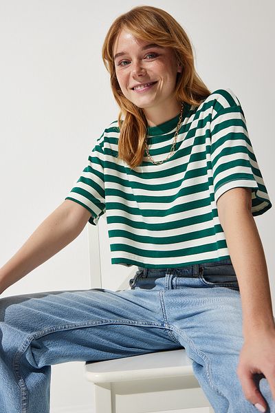 Happiness İstanbul Dunkelgrünes, gestreiftes, kurzes Strick-T-Shirt mit Rundhalsausschnitt für Damen CR00427