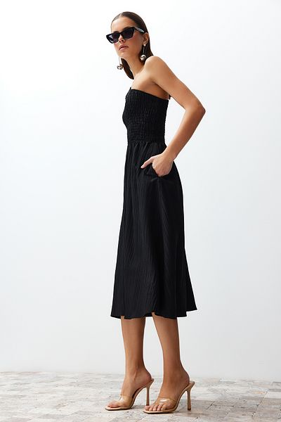 Trendyol Collection Schwarzes, tailliertes Oberteil mit Öffnung, Größe Gipeli, einschultriges Midikleid aus Webstoff TWOSS23EL01830