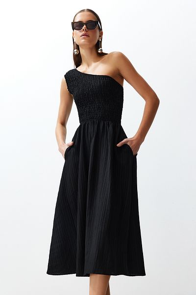 Trendyol Collection Schwarzes, tailliertes Oberteil mit Öffnung, Größe Gipeli, einschultriges Midikleid aus Webstoff TWOSS23EL01830