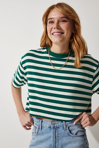 Happiness İstanbul Dunkelgrünes, gestreiftes, kurzes Strick-T-Shirt mit Rundhalsausschnitt für Damen CR00427
