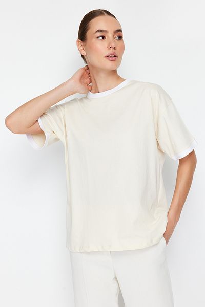 Trendyol Collection Steinfarbenes Strick-T-Shirt aus 100 % Baumwolle mit kontrastierendem Kragen und Streifen, übergroß/locker geschnitten, TWOSS24TS00052