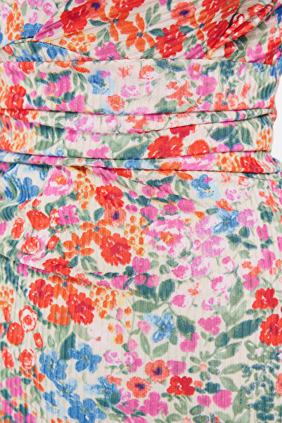 Trendyol Collection Vícebarevné vypasované asymetrické šaty na jedno rameno Detailní pletené midi tužkové šaty TWOSS23EL02182