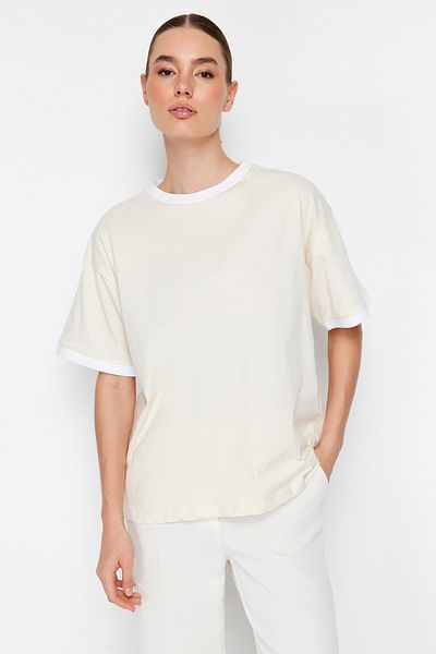 Trendyol Collection Steinfarbenes Strick-T-Shirt aus 100 % Baumwolle mit kontrastierendem Kragen und Streifen, übergroß/locker geschnitten, TWOSS24TS00052