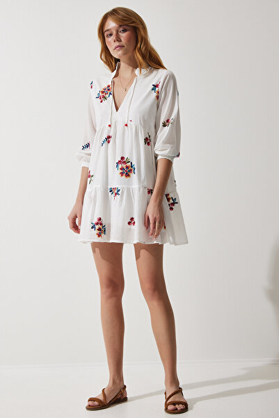 Happiness İstanbul Weißes besticktes Strickkleid mit V-Ausschnitt für Damen UB00254