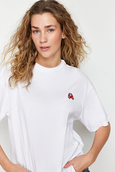 Trendyol Collection Biała, 100% bawełniana, haftowana koszulka oversize/szeroko dopasowana, z okrągłym dekoltem, z dzianiny TWOSS24TS00102
