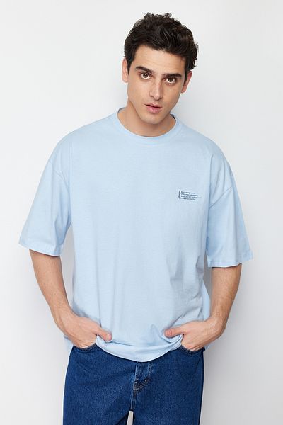 Trendyol Collection Světle modré oversize tričko s výstřihem – 100% bavlna, minimální potisk, TMNSS23TS00084