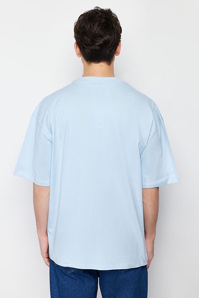Trendyol Collection Světle modré oversize tričko s výstřihem – 100% bavlna, minimální potisk, TMNSS23TS00084