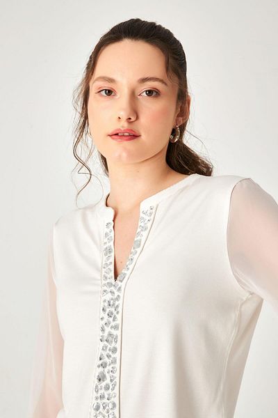 Hanna's by Hanna Darsa بلوزة شيفون بأكمام طويلة ورقبة مفتوحة وتفاصيل حجرية
