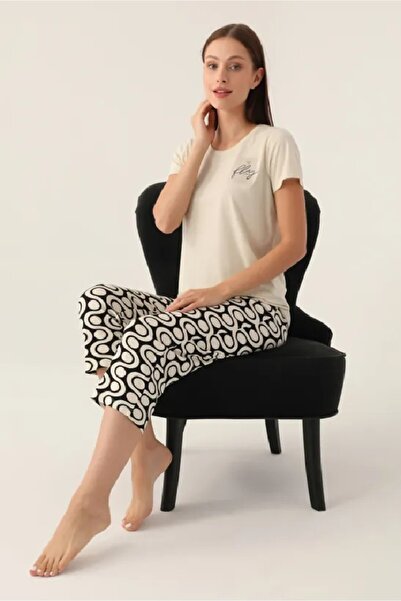 Arnetta OYUK COLLAR SOFT TEXTURED SHORT SLEEVE CAPRY SIZE WOMEN'S PAJAMAS SUIT 2894