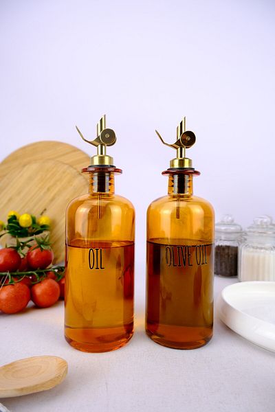 Digithome 2-Piece Glass Olive Oil and Liquid Bottle Automatic Lid Label Oil Pot Amber 500 ml – I/8
