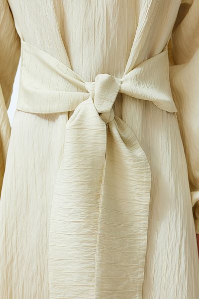 Trendyol Modest Beiges, vorne gebundenes, gewebtes Kleid TCTSS24EB00131