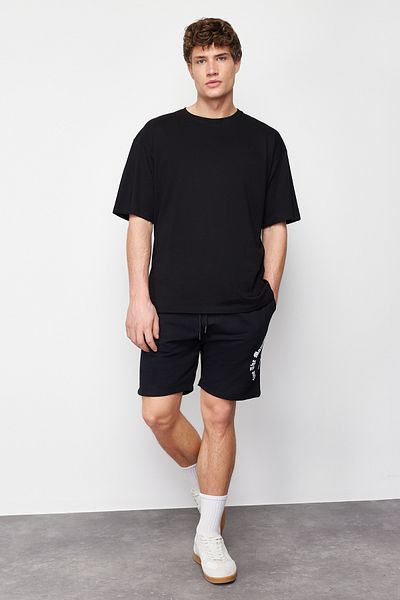 Trendyol Collection Černý tištěný text Fluffy Shorts - Regular Fit TMNSS24SR00032