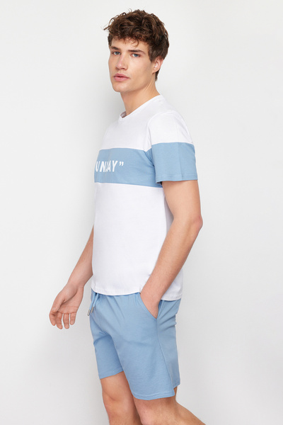 Trendyol Collection Set de pijamale cu imprimeu cu slogan, albastru, cu pantaloni scurți tricotati TMNSS24PT00002