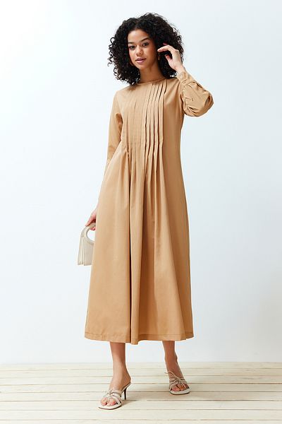 Trendyol Modest Μπεζ πλισέ λεπτομερές άνετο υφαντό φόρεμα TCTSS24EB00128