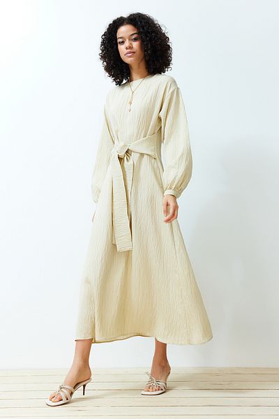 Trendyol Modest Beiges, vorne gebundenes, gewebtes Kleid TCTSS24EB00131