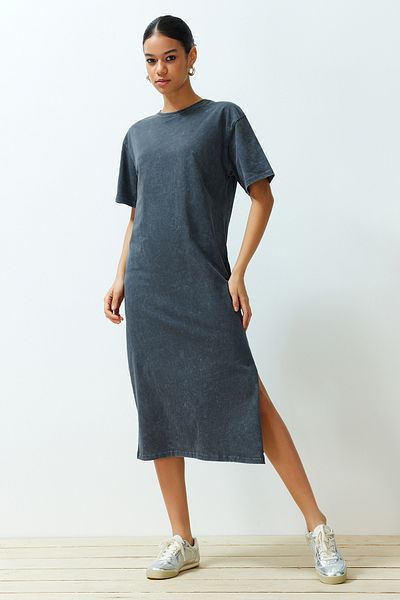 Trendyol Collection Anthrazitfarbenes, 100 % Baumwolle, geschlitztes T-Shirt-Kleid mit Used-Look und bequemer Passform TWOSS24EL00140