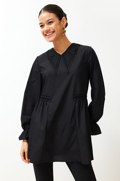 Trendyol Modest Detailní bavlněná tkaná tunika s černým límečkem TCTSS24UK00001