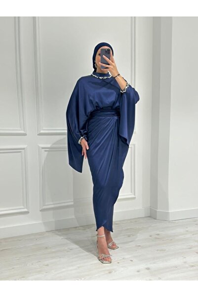 Hürrem Aldinç LACİVERT İPEK SATENLE İŞLENMİŞ TAŞ DETAYLI BALIK ANVELOP ETEK: ...