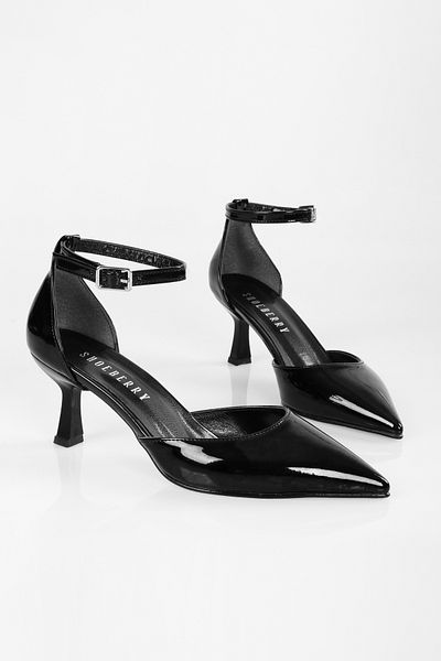 Shoeberry Milos Stiletto-Schuhe aus schwarzem Lackleder mit Gürtel