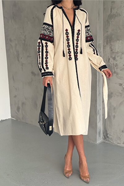 FEMELLE Dámské béžové vyšívané šaty s páskem v pase