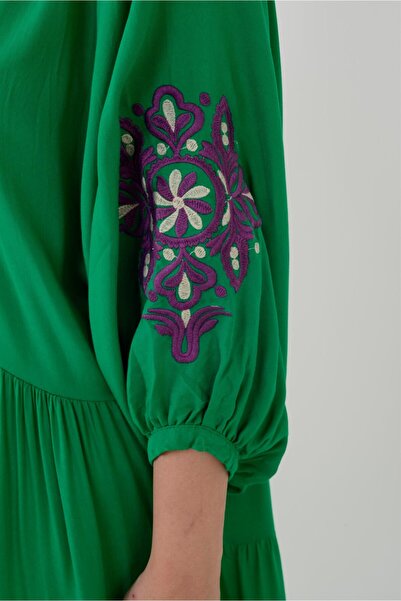 Hazinedan Kadın Bohem Uzun Nakışlı Salaş Otantik Yeşil Elbise