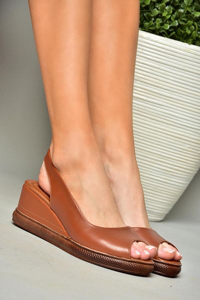 Fox Shoes S674307009 Dámské sandály hnědé barvy