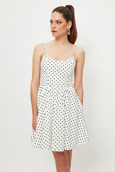 Trendyol Collection Bílé puntíkované bruslaře/pásek mini lemované tkané šaty TWOSS21EL2537
