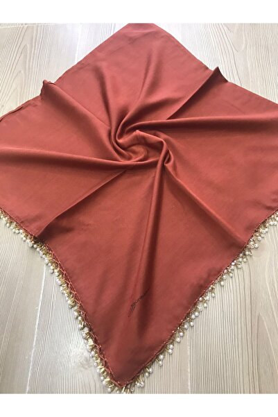 ALLURİNG THE BETTER ONE كتابات مطرزة بلون الطوب ومفصلة باللؤلؤ