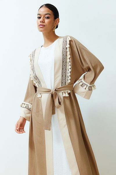 Trendyol Modest Brauner Brode-Kimono mit Gürtel und detailliertem Crinkle-Gewebe, Kaftan und Abaya TCTSS24KF00007