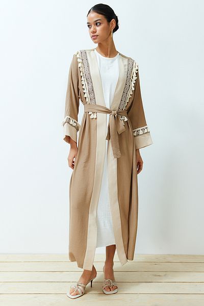 Trendyol Modest Brauner Brode-Kimono mit Gürtel und detailliertem Crinkle-Gewebe, Kaftan und Abaya TCTSS24KF00007