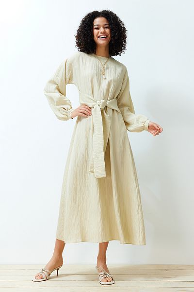 Trendyol Modest Beiges, vorne gebundenes, gewebtes Kleid TCTSS24EB00131