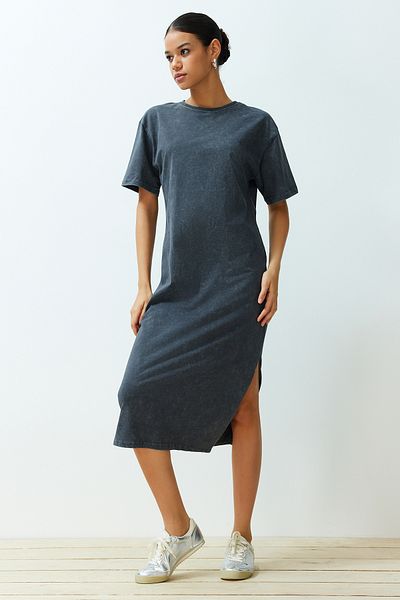 Trendyol Collection Anthrazitfarbenes, 100 % Baumwolle, geschlitztes T-Shirt-Kleid mit Used-Look und bequemer Passform TWOSS24EL00140