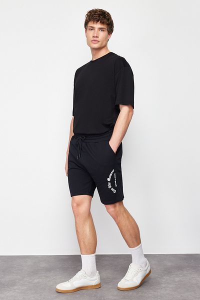 Trendyol Collection Černý tištěný text Fluffy Shorts - Regular Fit TMNSS24SR00032