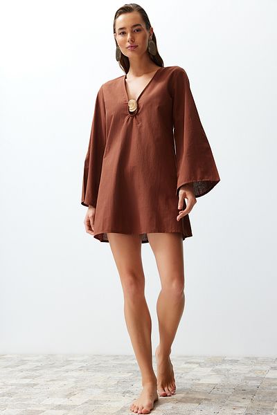 Trendyol Collection Hnědé mini tkané bavlněné plážové šaty s mušlí a extraアクセサリ
