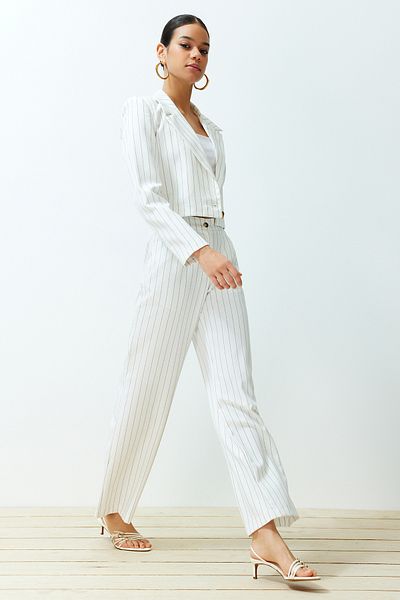 Trendyol Collection Ecrufarbene Hose mit weitem Bein und Streifenmuster aus Webstoff TWOSS23PL00109