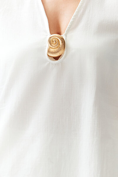 Trendyol Collection Weißes Mini-Strandkleid aus gewebter Premium-Flamenco-Baumwolle mit Muschel-Accessoires TBESS24EL00020