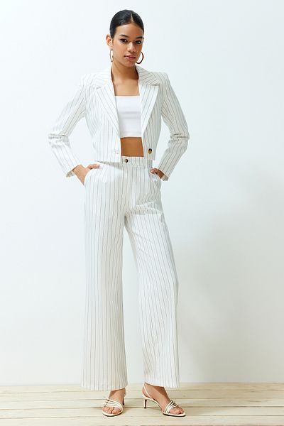 Trendyol Collection Ecrufarbene Hose mit weitem Bein und Streifenmuster aus Webstoff TWOSS23PL00109